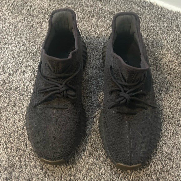 Yeezy 350 black - Picture 1 of 3